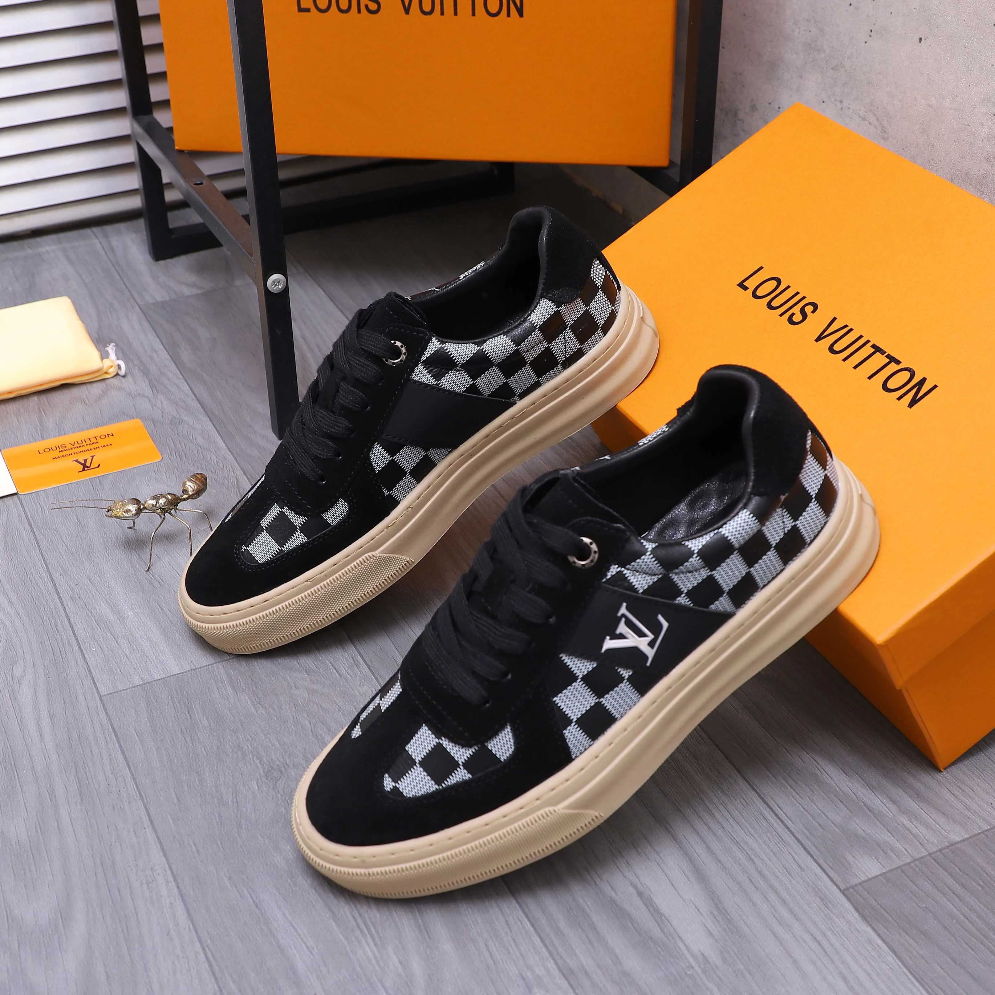 Men's shoes 💰p400 Product trademark: LV "Louis Vuitton" casual lace-up men's shoes Regular size: 38-44 Product materials: Selected matte cowhide stitching plaid cowhide upper, sheepskin lining, rubber outsole